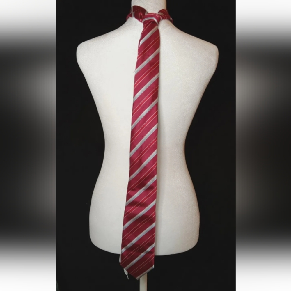 Hugo Boss 100% Silk Red Striped Men's Neck Tie Standard Size Business Formal